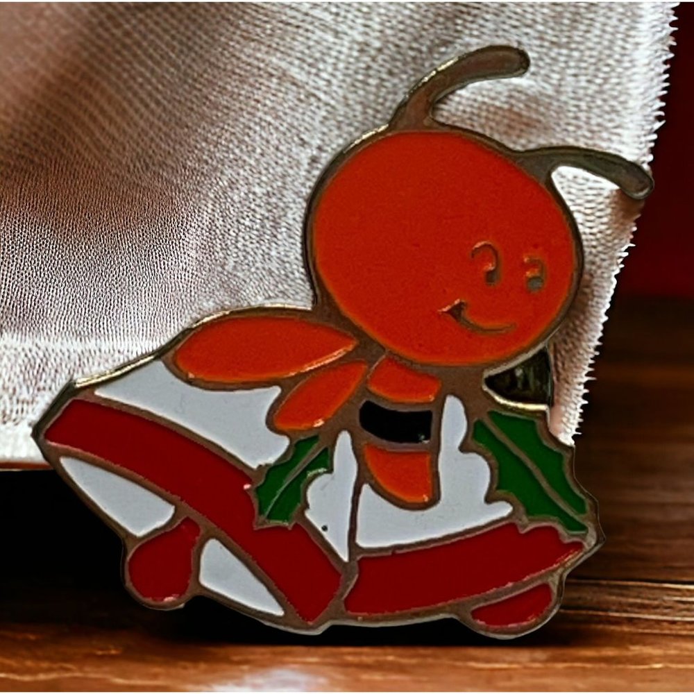 Vintage Christmas Pin Brooch Honey Bee on Bells Enamel - Picture 1 of 6